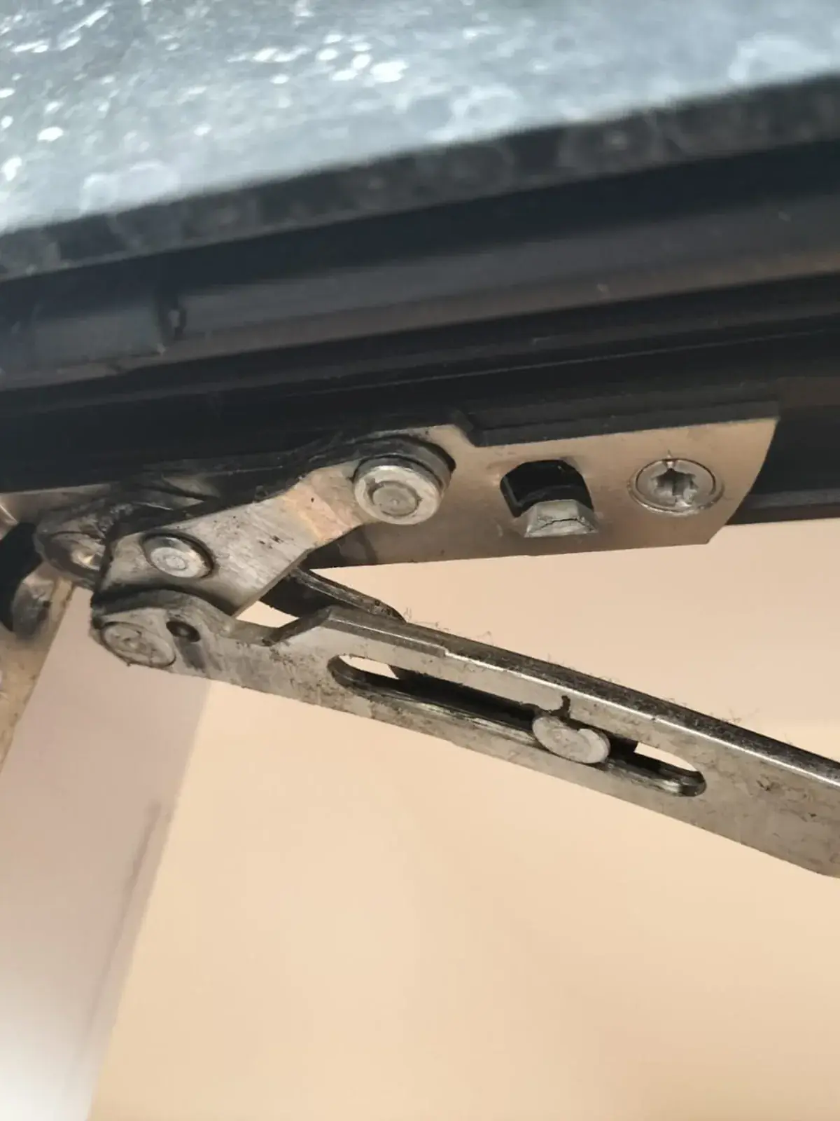 Bras de compas d'une fenêtre en aluminium gris anthracite à régler