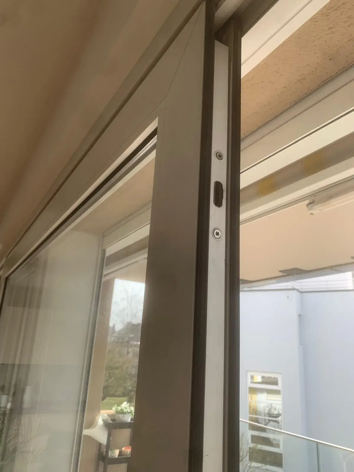 Montant et gâche d'une fenêtre coulissante en aluminium avant réparation