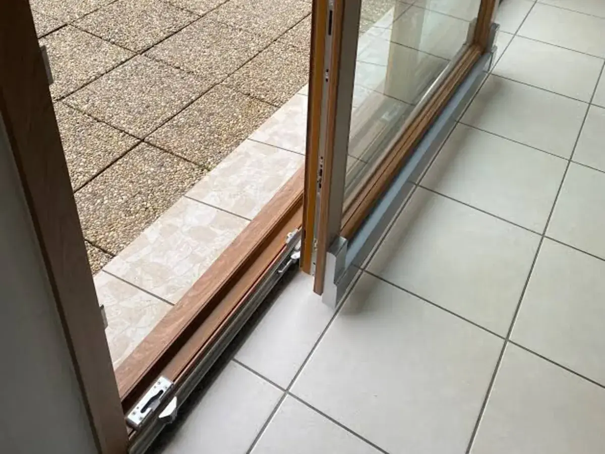 Porte coulissante sur terrasse : rail et chariot contrôlés à Auderghem